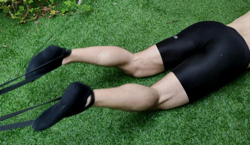 Cómo hacer peso muerto con una goma elástica para entrenar piernas